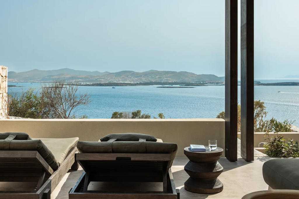 Luura Cliff Debuts on Paros
