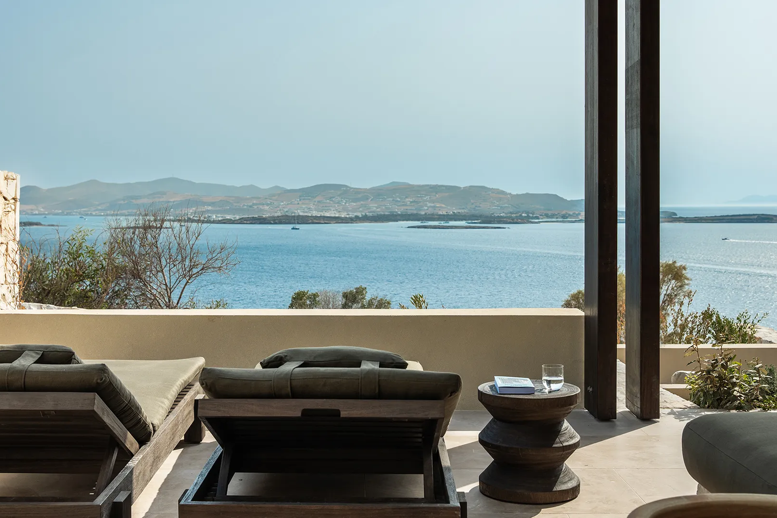 Luura Cliff Debuts on Paros
